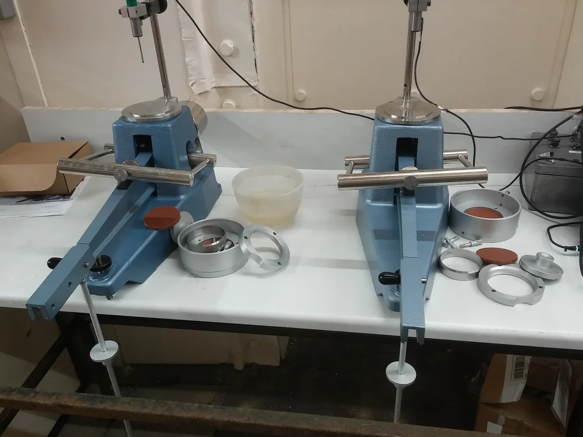 Límites de Atterberg en Chiguayante: Plasticidad y Control de Suelos Finos
